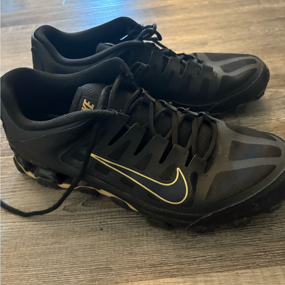 Nike Men's Black and Gold Athletic Shoes